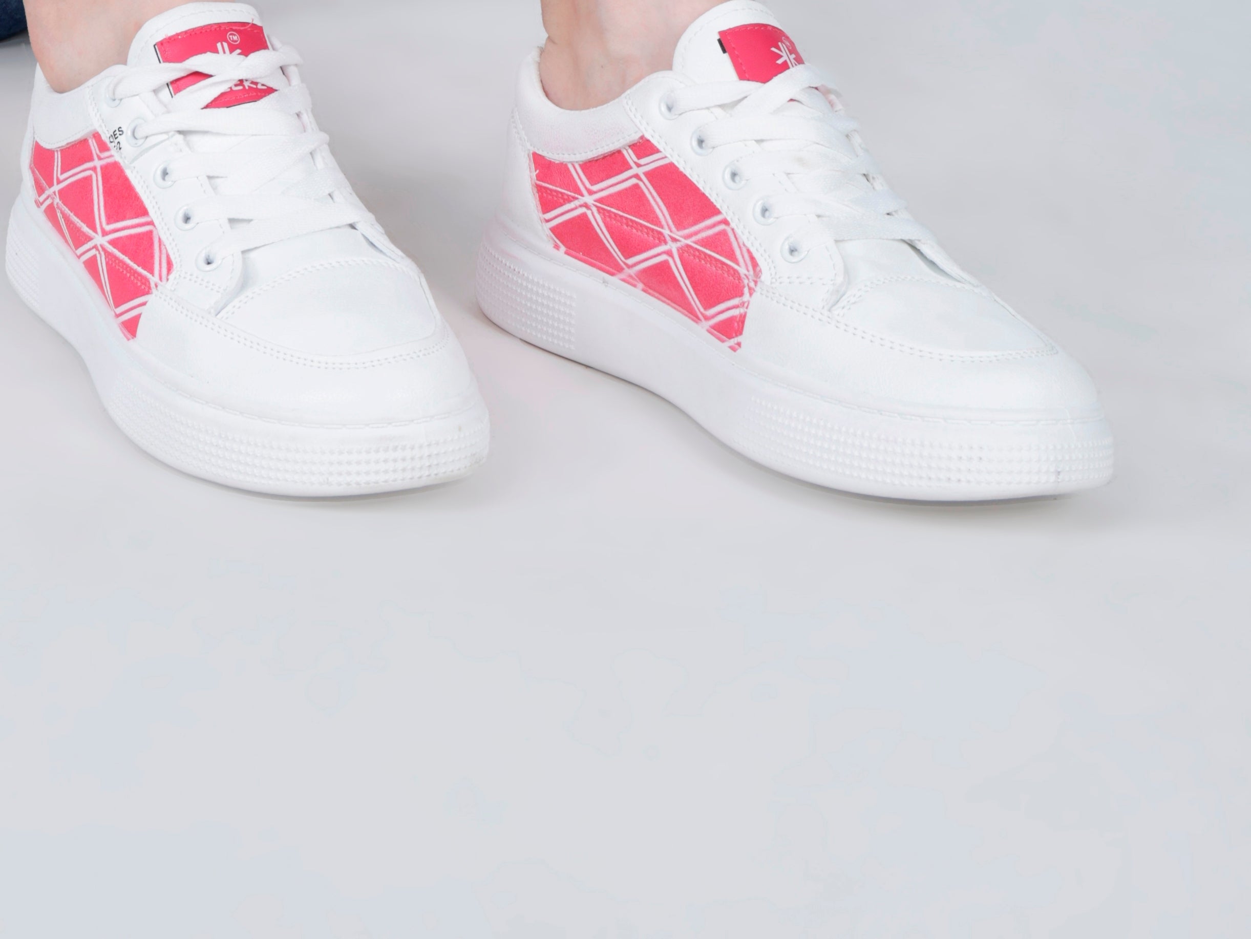 KEEKZ Girls Printed Laced-Up Casual Sneakers (White)